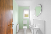 Gäste-WC - Ihr neues Zuhause in Ziegetsdorf – Modernisiertes Zweifamilienhaus mit Gartenparadies und PV-Anlage!