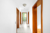 Flur - Ihr neues Zuhause in Ziegetsdorf – Modernisiertes Zweifamilienhaus mit Gartenparadies und PV-Anlage!
