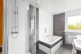 Bad - Ihr neues Zuhause in Ziegetsdorf – Modernisiertes Zweifamilienhaus mit Gartenparadies und PV-Anlage!