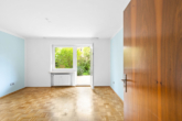 Schlafzimmer - Ihr neues Zuhause in Ziegetsdorf – Modernisiertes Zweifamilienhaus mit Gartenparadies und PV-Anlage!