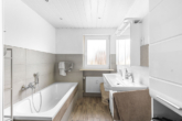 Bad - Ihr neues Zuhause in Ziegetsdorf – Modernisiertes Zweifamilienhaus mit Gartenparadies und PV-Anlage!