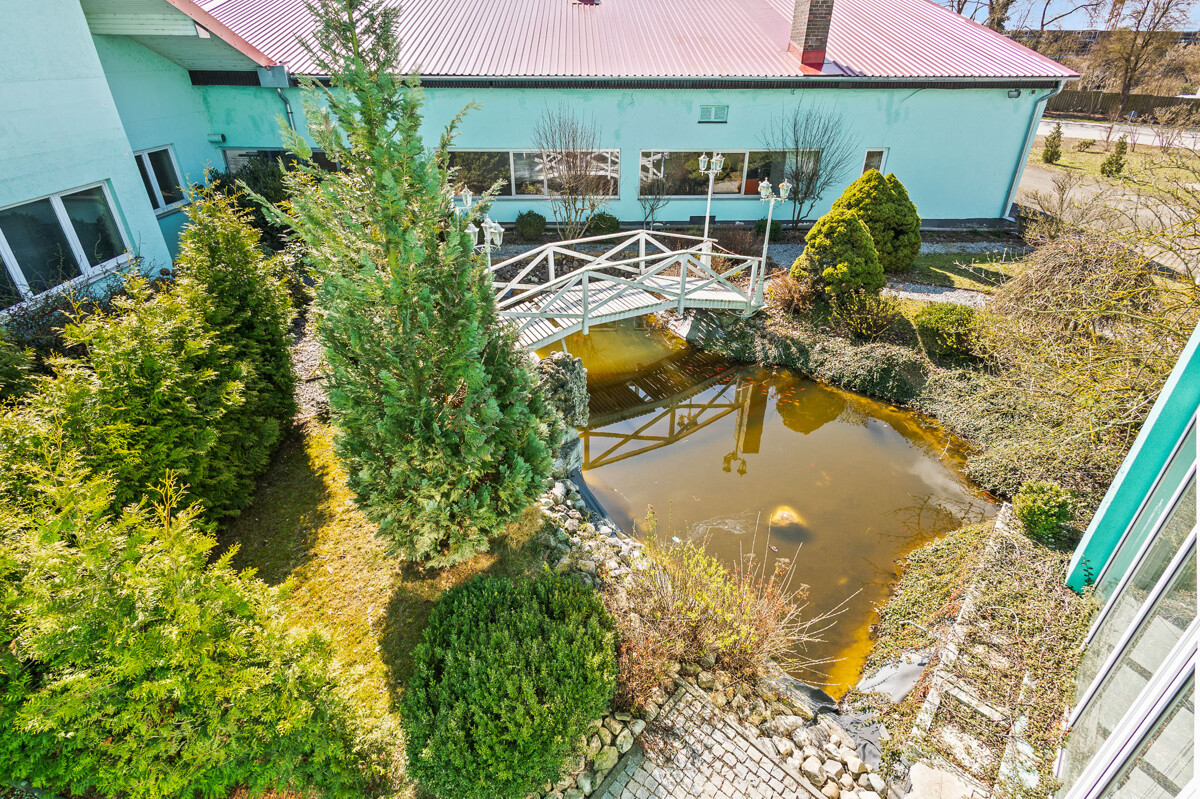 34 Grünfläche mit Teich