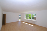 Wohnzimmer - | Geräumig wie ein Haus! | – Sonnige 4 Zimmer Erdgeschosswohnung mit Garten