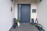 Eingang - Neuwertiges A+ Effizienzhaus mit Einliegerwohnung, PV-Anlage und Smart Home in Nittenau (Stefling)