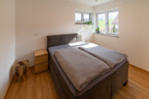 Schlafzimmer OG 2 - Neuwertiges A+ Effizienzhaus mit Einliegerwohnung, PV-Anlage und Smart Home in Nittenau (Stefling)