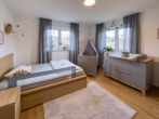 Kinderzimmer OG 1 - Neuwertiges A+ Effizienzhaus mit Einliegerwohnung, PV-Anlage und Smart Home in Nittenau (Stefling)