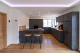 Kochbereich - Neuwertiges A+ Effizienzhaus mit Einliegerwohnung, PV-Anlage und Smart Home in Nittenau (Stefling)
