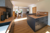 Blick aus dem Kochbereich - Neuwertiges A+ Effizienzhaus mit Einliegerwohnung, PV-Anlage und Smart Home in Nittenau (Stefling)