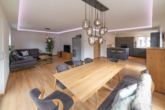 Wohn-Essbereich - Neuwertiges A+ Effizienzhaus mit Einliegerwohnung, PV-Anlage und Smart Home in Nittenau (Stefling)
