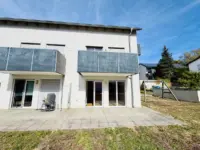 Terrasse und Grünfläche