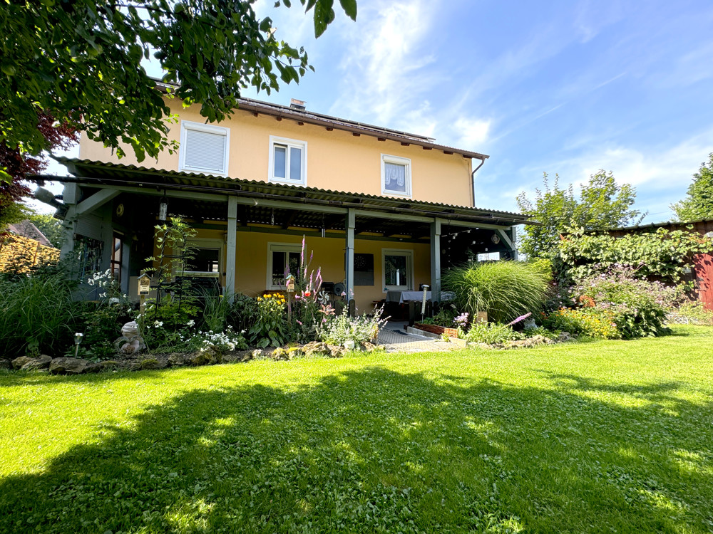 Gartenterasse im Sommer
