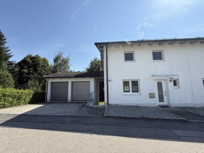 Stilvolle Doppelhaushälfte mit großzügiger Raumaufteilung, Garten und Doppelgarage, 84056 Rottenburg an der Laaber, Doppelhaushälfte