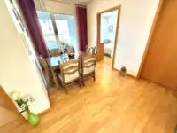 In der Diele Ihrer Wohnung gen Küche, Essbereich mit Loggia & Schlafzimmer