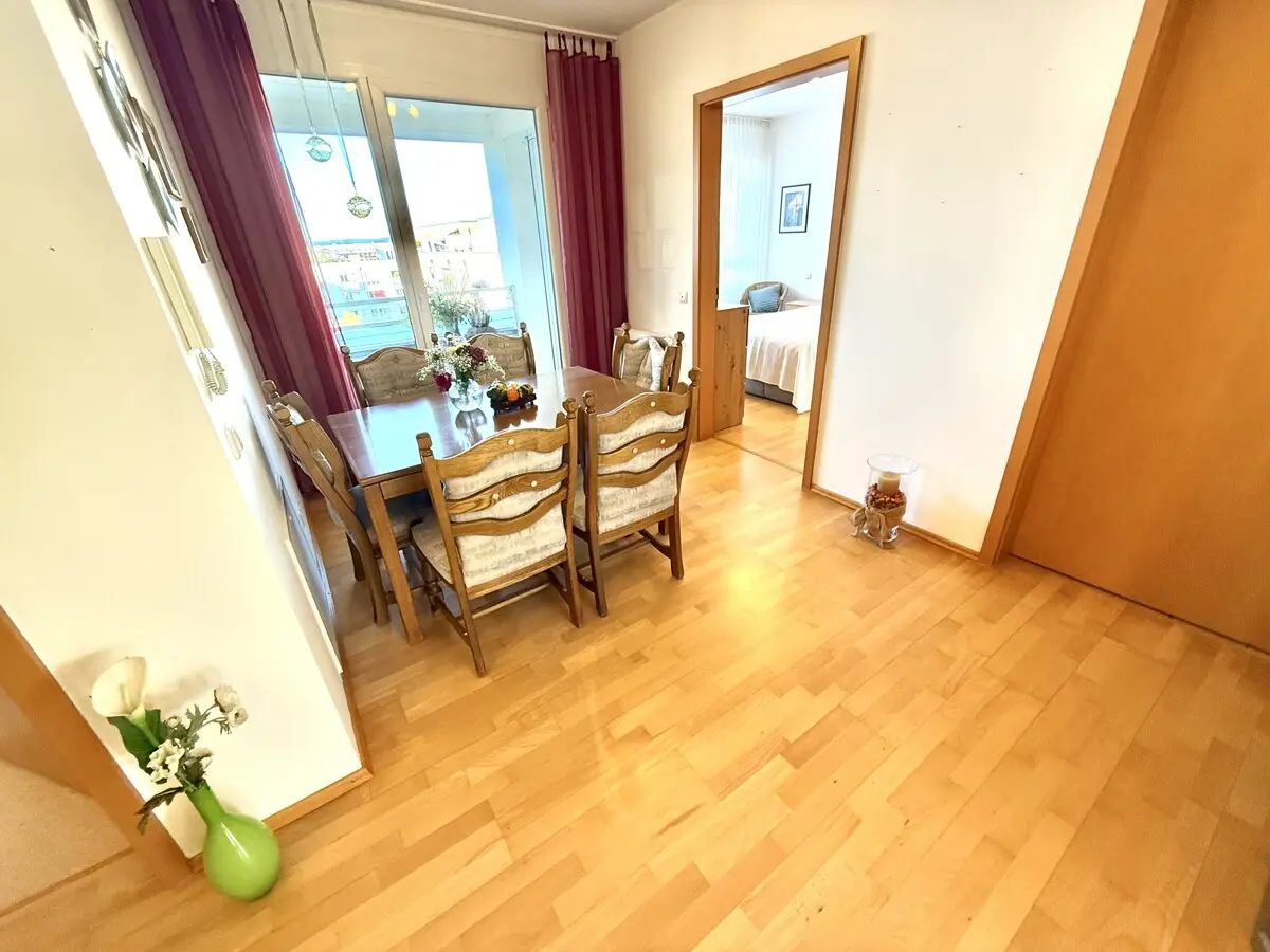 In der Diele Ihrer Wohnung gen Küche, Essbereich mit Loggia & Schlafzimmer