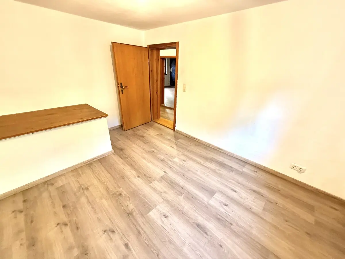 In Ihrem Arbeitszimmer gen Diele