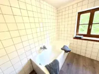 Ihr Bad mit Fenster & Wanne