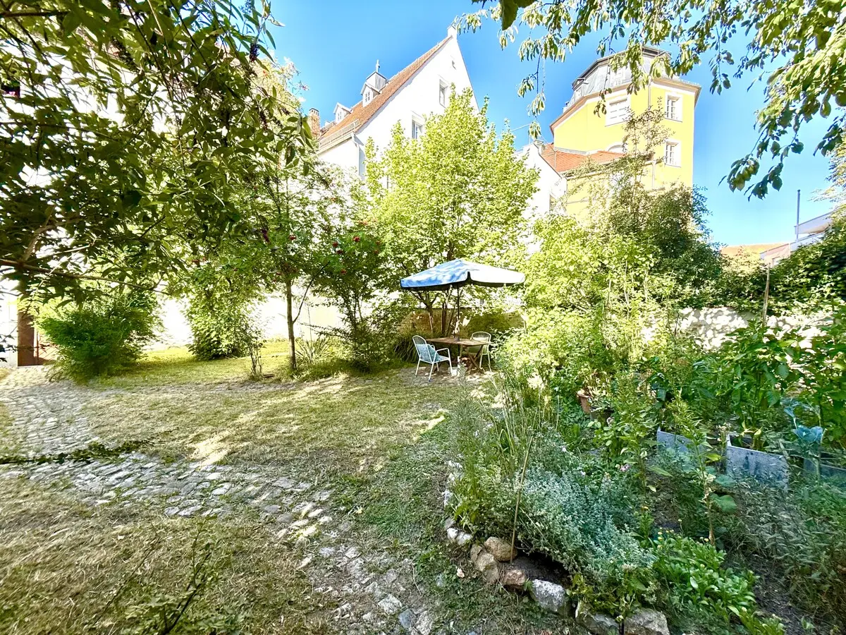 Im Garten Ihres Mehrfamilienhauses gen Süd-Westen