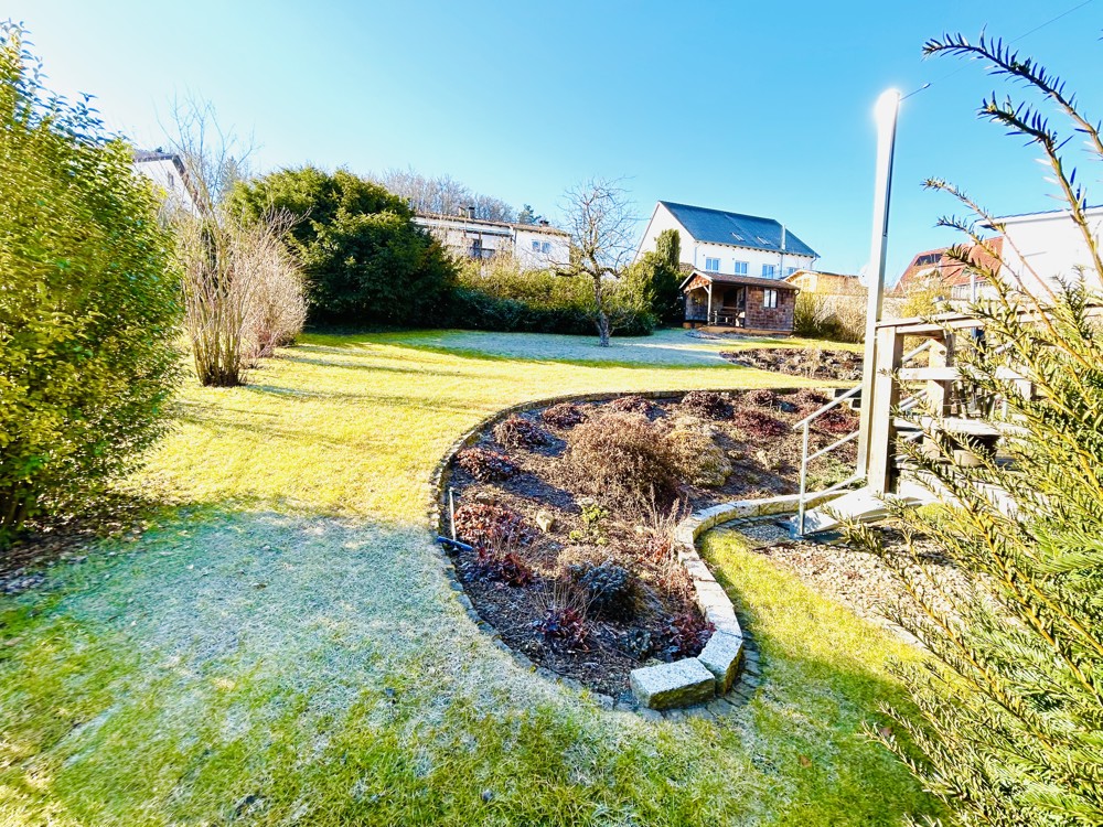 Ihr Garten mit Terrasse aus Nord-Osten