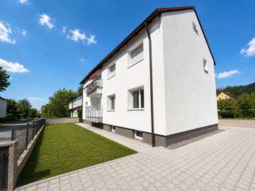 Kernsaniertes Wohnen auf KfW-55-Niveau – Exklusive Hochparterrewohnung mit Garten, Balkon und Hauscharakter in Burglengenfeld, 93133 Burglengenfeld, Erdgeschosswohnung