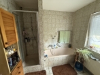 Mit Wanne und Dusche - Helles Reihenmittelhaus mit studioähnlicher Dachgeschosswohnung – ideal für Familien!
