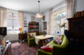 Wohnzimmer Wohnung 1 OG - Absolute Rarität: Gut vermietetes Einzeldenkmal in bester Lage – top Kapitalanlage!