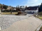 Hofeinfahrt - Zweifamilienhaus in Deuerling, mit schöner Aussicht zum Kaufen