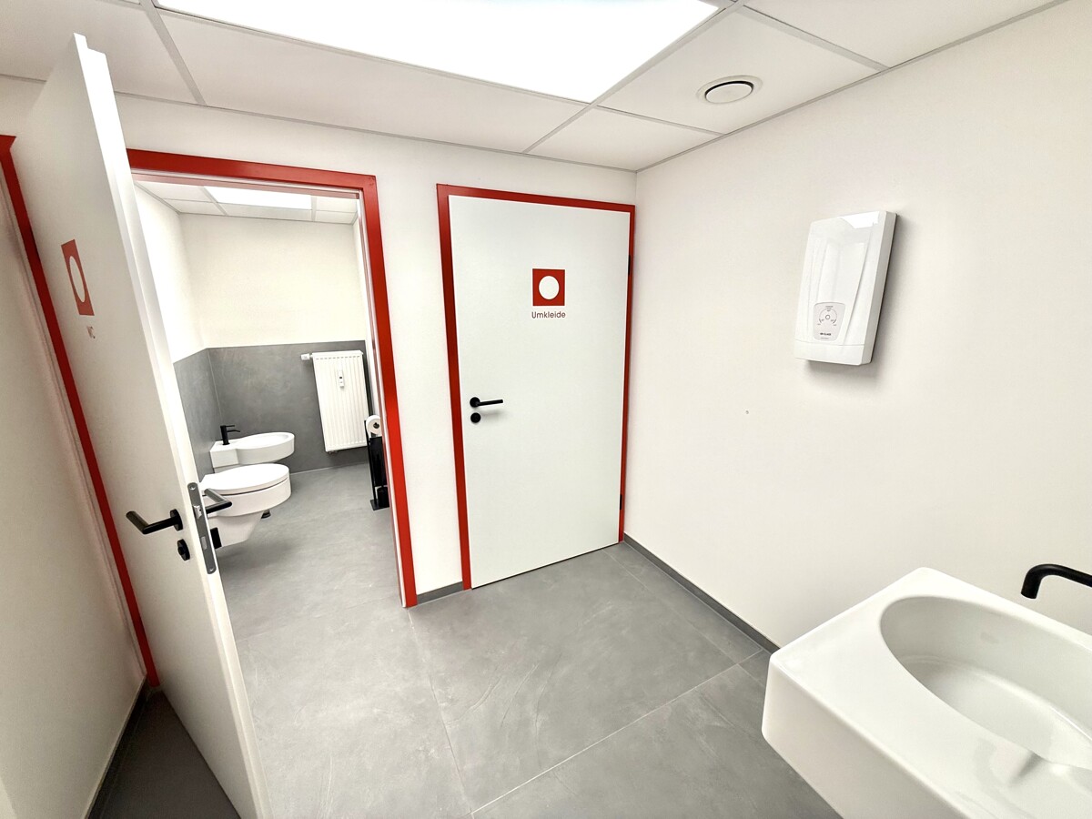 Das WC und die Umkleide für Ihr Personal