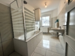 Badezimmer - Kernsaniert: 3-Zimmer-Wohnung mit Garage und gemeinschaftlichem Garten