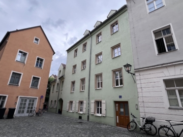 Charmante 3-Zimmer-Wohnung in denkmalgeschütztem Altstadthaus mit Balkon und Domblick, 93047 Regensburg, Etagenwohnung