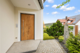 Hochwertiges Wohnen in Schwarzach! Ihr Traumhaus mit schönem Garten, Sauna und PV-Anlage! - Eingangstüre