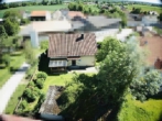 Drohnenaufnahme - Ruhiges und zentrales Einfamilienhaus mit Ausbaupotenzial und grüner Rückseite