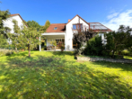 Blick aus dem Garten - Liebevolles Familienidyll