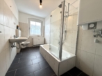 Badezimmer - 3-Zimmer-Erdgeschosswohnung mit Garage und gemeinschaftlichem Garten