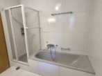 Badewanne und Dusche