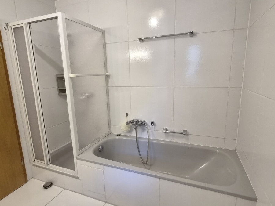 Badewanne und Dusche