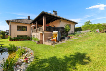 Großzügiges Einfamilienhaus mit Einliegerwohnung, Sauna & Gartenidylle in Zeitlarn-Laub, 93197 Zeitlarn, Einfamilienhaus
