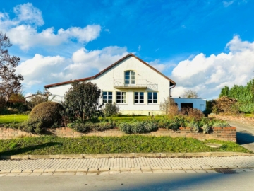 Charmantes Einfamilienhaus mit großzügigem Garten und sonniger Terrasse, 94330 Salching, Einfamilienhaus