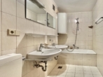 Badezimmer - Die Gelegenheit! „Charmantes Reihenendhaus mit Terrasse & 2 Balkonen – Zentrale Lage in Schwandorf“