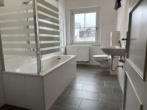 Badezimmer - Großzügige 3-Zimmer-Wohnung im Obergeschoss mit ca. 83 m² und Garage