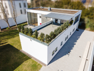 Besser als eine Penthouse Wohnung! Große Dachterrasse, schöner Garten, hohe Räume u. 2x TG-Plätze!, 93049 Regensburg, Penthousewohnung