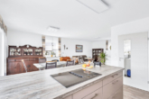 Küche gen Wohnbereich - Stilvolles, neuwertiges KfW-55-Einfamilienhaus in begehrter Lage – modern, ruhig & hochwertig!