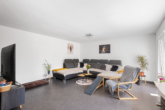 Wohnzimmer - Familienfreundliches EFH mit großem Garten, Einliegerwohnung & Ausbaupotenzial – auf Erbpacht!