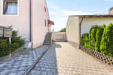 Zufahrt - Familienfreundliches EFH mit großem Garten, Einliegerwohnung & Ausbaupotenzial – auf Erbpacht!