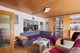 Wohnzimmer - Familienfreundliches EFH mit großem Garten, Einliegerwohnung & Ausbaupotenzial – auf Erbpacht!