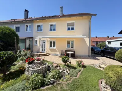 Kurzfristig beziehbar – viel Raum für Ihre Zukunft! Sehr gepflegte und sanierte DHH auf großem Grundstück mit Traumgarten!, 93073 Neutraubling, Doppelhaushälfte
