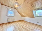 Schlafzimmer - Charmante 2‑Zimmer‑Dachgeschosswohnung in Thalmassing