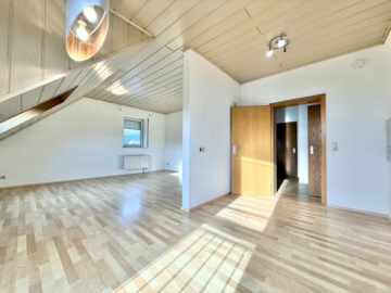 Charmante 2‑Zimmer‑Dachgeschosswohnung in Thalmassing, 93107 Thalmassing, Dachgeschosswohnung