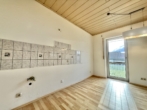 Küche - Charmante 2‑Zimmer‑Dachgeschosswohnung in Thalmassing