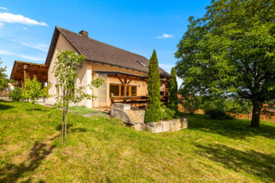 Beste Voraussetzungen: Traumaussicht – Schöner Garten – Großzügiges Haus!, 92421 Schwandorf/Wiefelsdorf, Einfamilienhaus