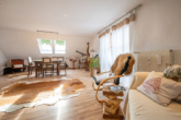 Wohnzimmer - Großzügige 4 Zi.-DG-Wohnung in ruhiger Lage
